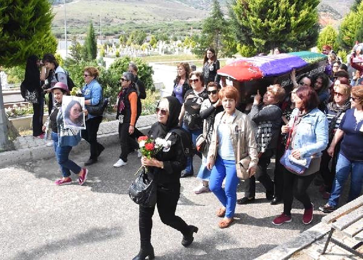 Safiye\'yi Son Yolculuğuna Kadınlar Uğurladı