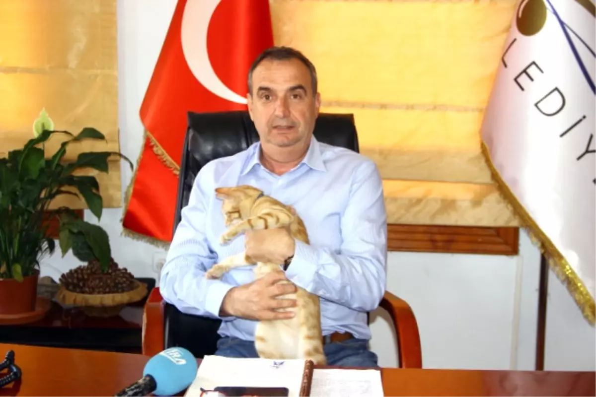 Sahiplendiği "Limon" ve "Zeytin"İ Makamında Besliyor