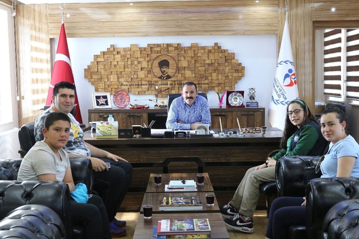 Şampiyonu Yüzücülerden Kısacık\'a Ziyaret