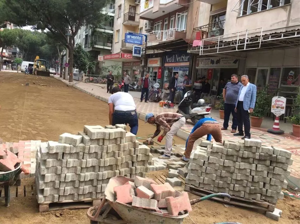 Talatpaşa Caddesindeki kilittaşlar dikkat çekiyor