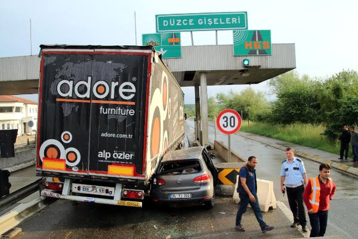 Tem Gişesine Aynı Anda Gıren Tır ile Otomobil Sıkıştı