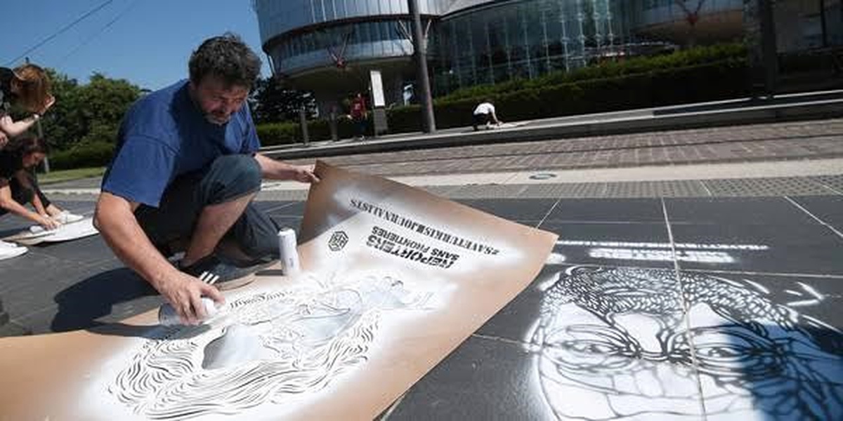 Tutuklu Türk Gazetecilerin Karikatürleri Strasbourg Sokaklarına Çizildi