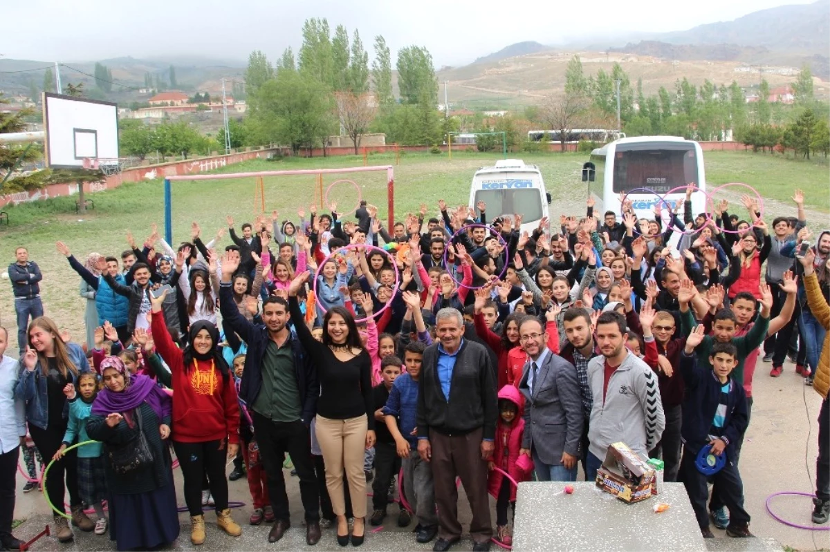 Üniversiteli Öğrenciler Berendi Köyünde Çocuk Şenliği Düzenledi