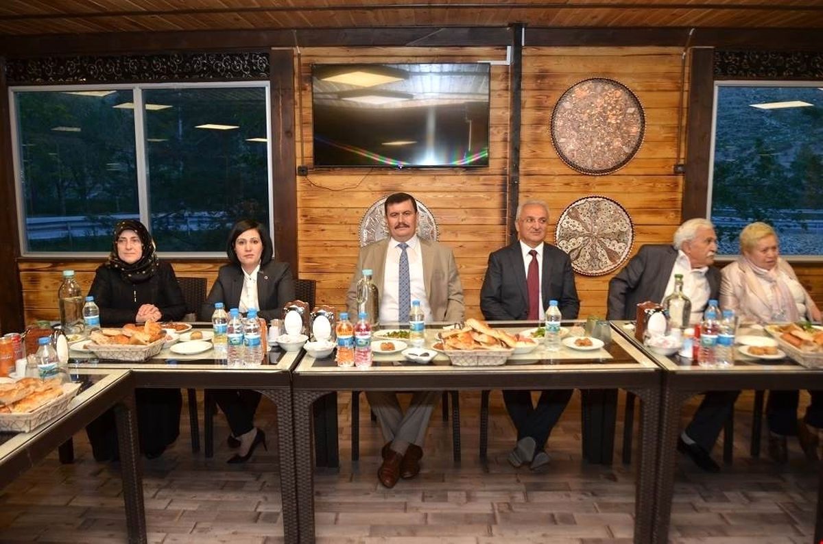 Vali Arslantaş; "İhtiyaç Sahibi Ailelerin Sofrasına Oturun"