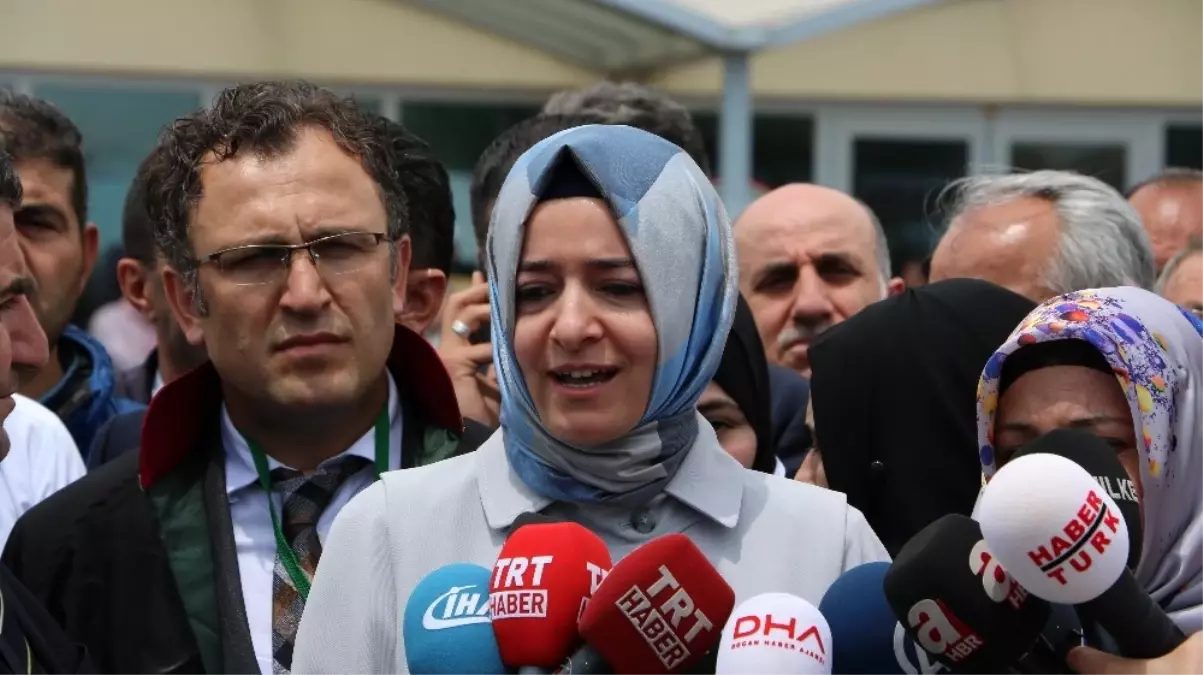 Aile ve Sosyal Politikalar Bakanı Fatma Betül Sayan Kaya Silivri Cezaevi Önünde Açıklamalarda...