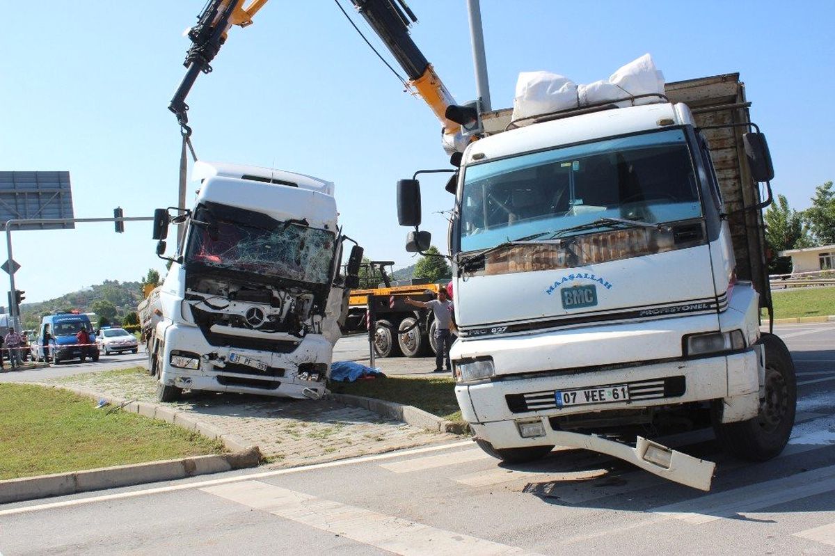 Antalya\'da Tır ile Kamyon Çarpıştı: 1 Ölü