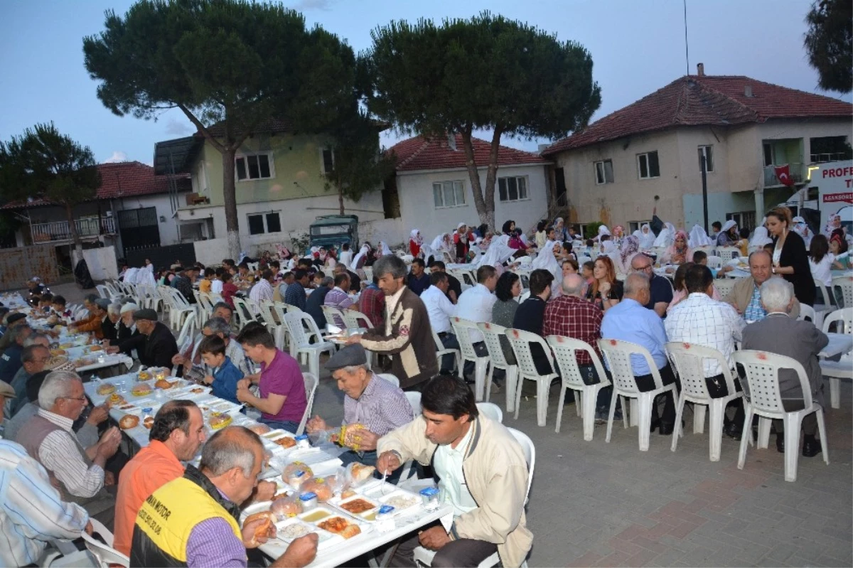 Arnavutköy\'de İftar Sofraları Restoran Havasında Kuruluyor