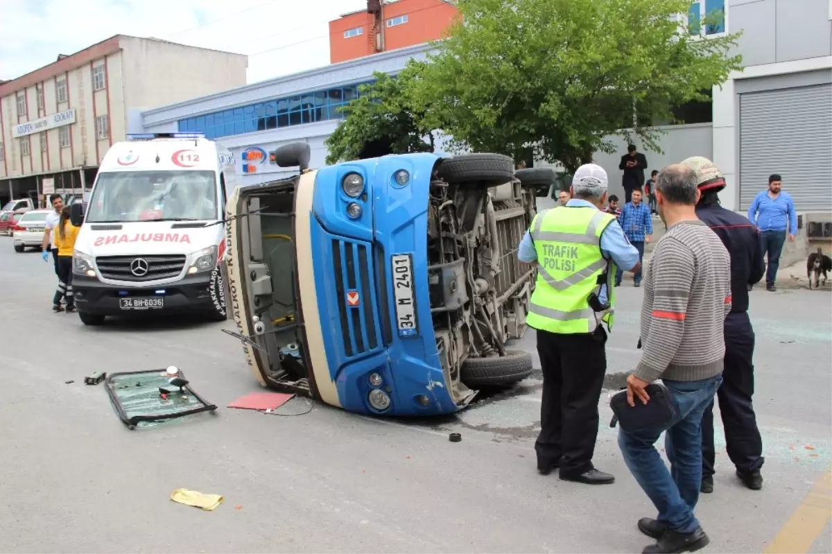 İstanbul\'da Yolcu Minibüsü Devrildi: 8 Yaralı