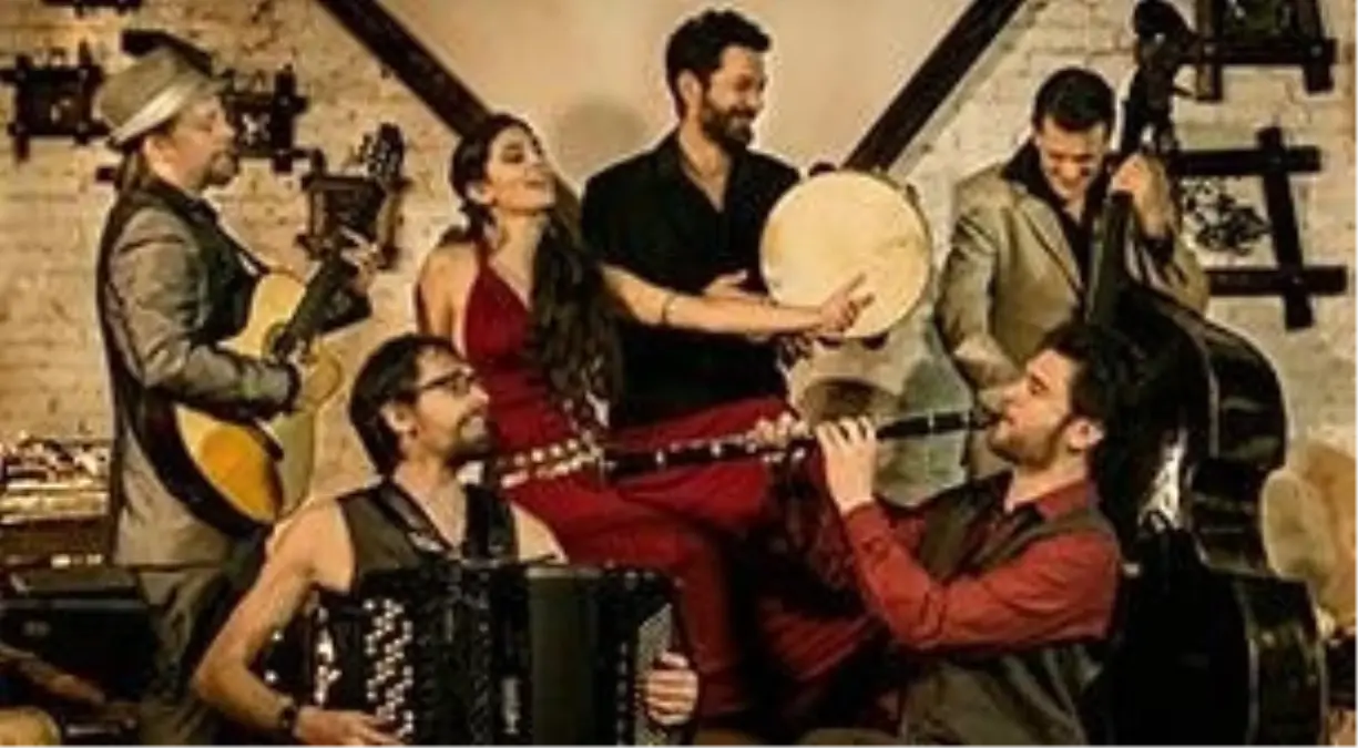 Barcelona Gipsy Balkan Orchestra