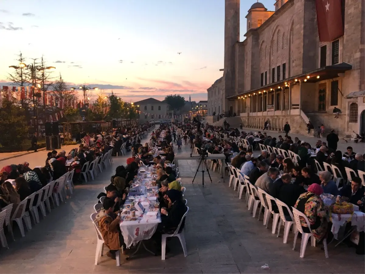 Binler Fatih Camii Avlusunda Iftar Yaptı