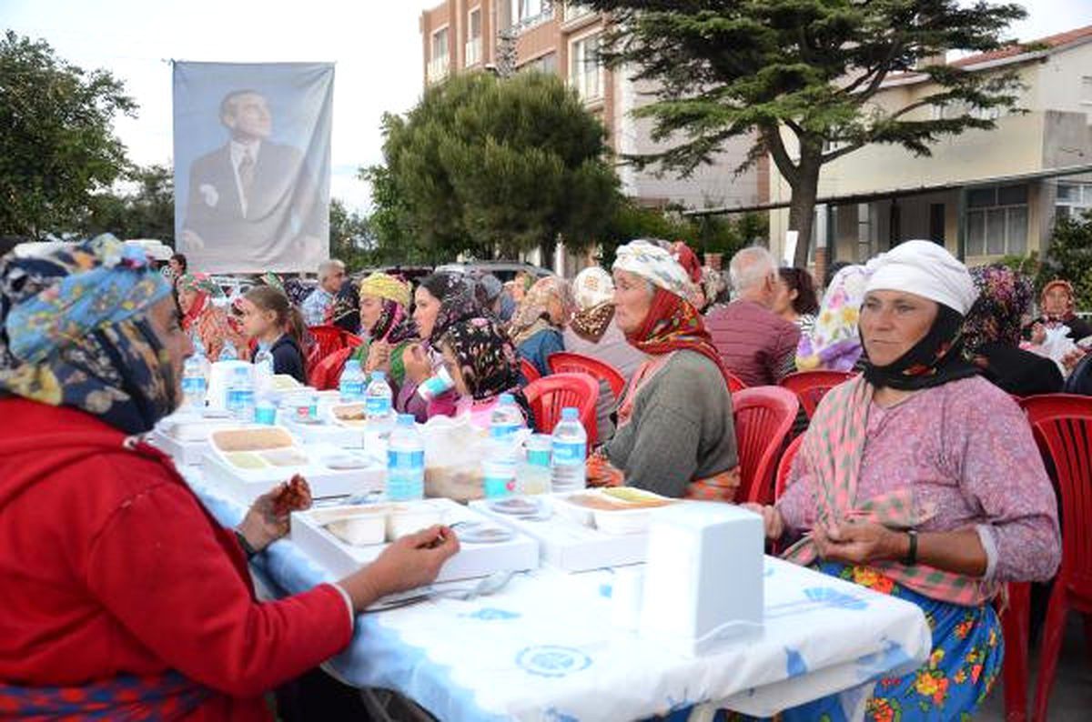Çanakkale Belediyesi Ayvacıklı Depremzedelere İftar Yemeği Verdi