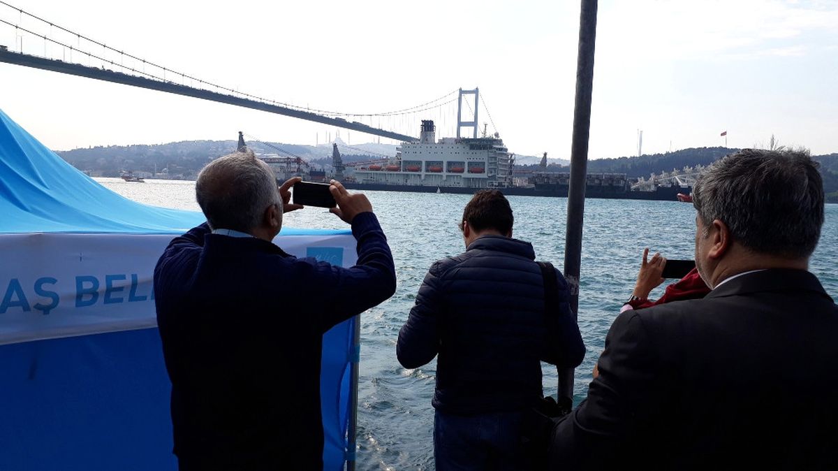 Dev Gemi, Istanbul Boğazı\'ndan Geçti