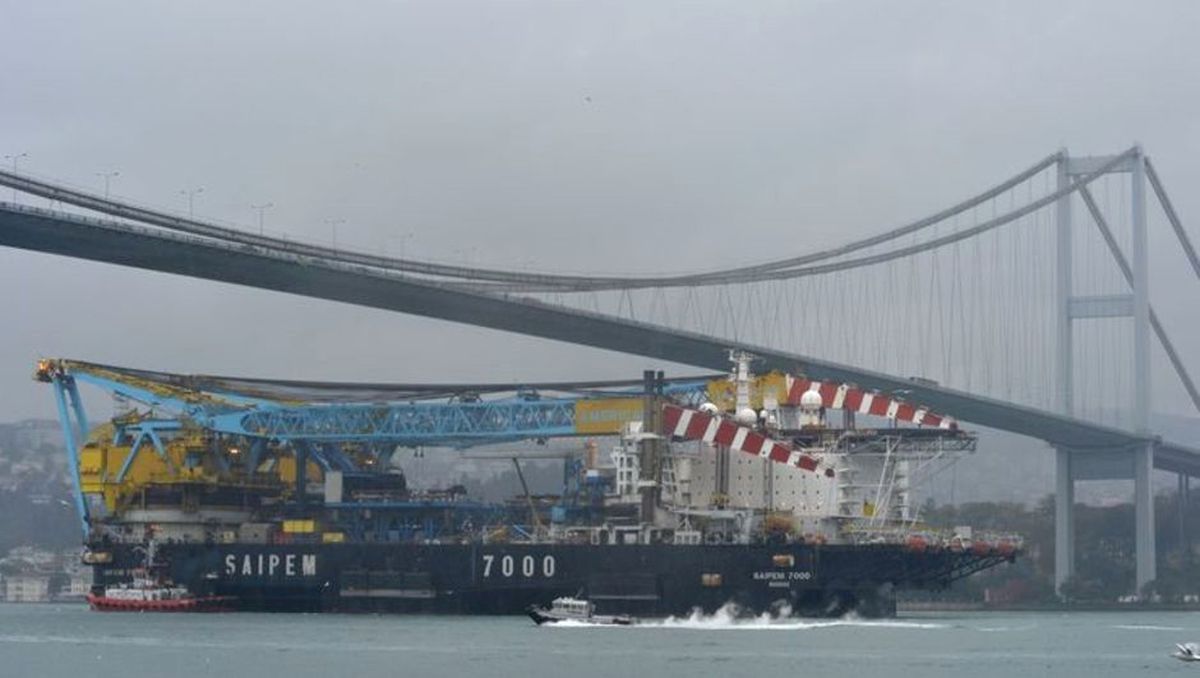 Dev Gemi İstanbul Boğazı\'nı Geçiyor (1)