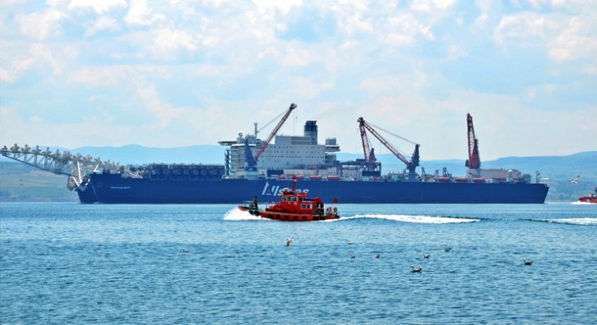 Dev Gemi "Pioneering Spirit" İstanbul Boğazı\'na Girdi, Vapur Seferleri İptal Oldu