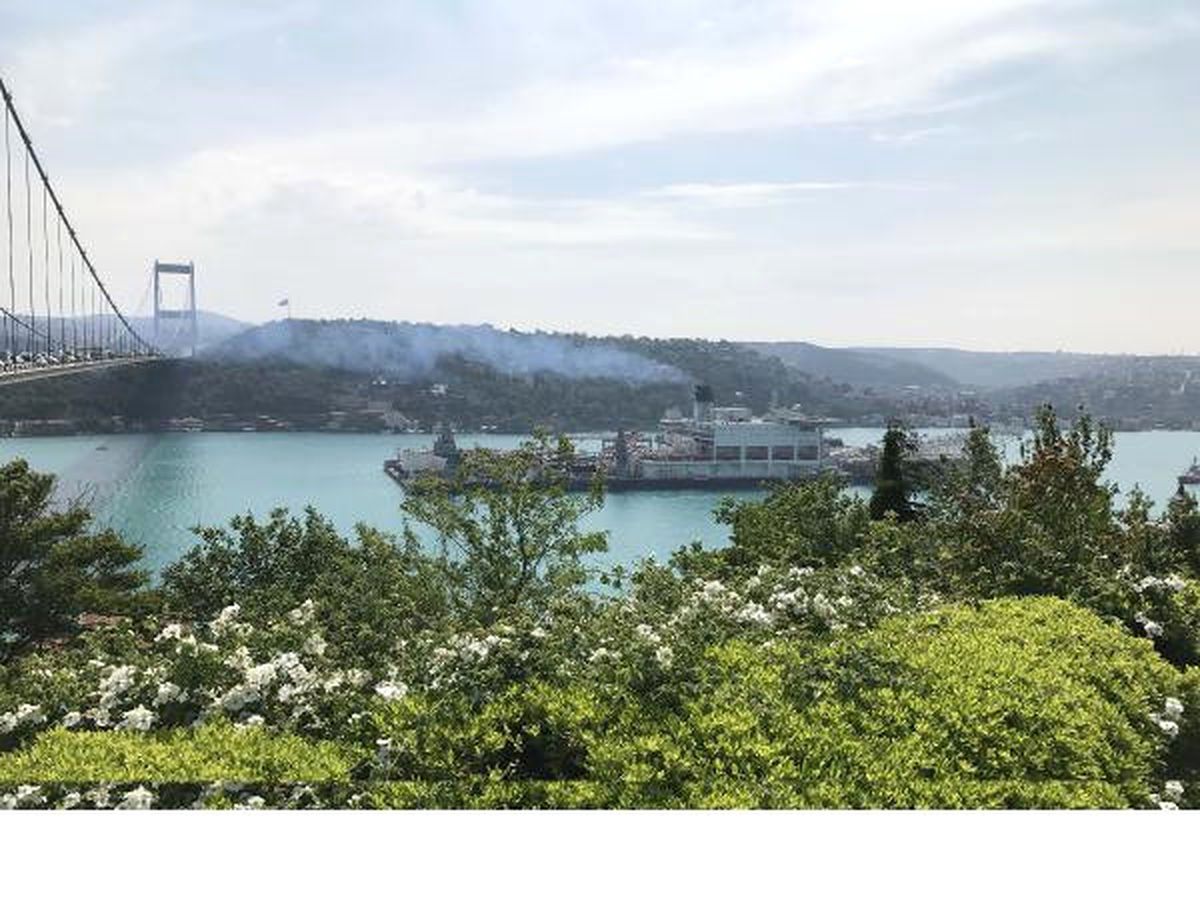 Dev Gemi Tam Köprünün Altından Geçerken...