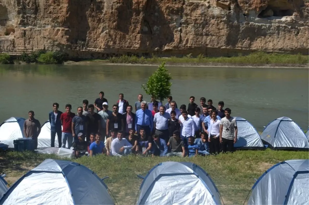 Gençler Hasankeyf\'te Kamp Kurdu