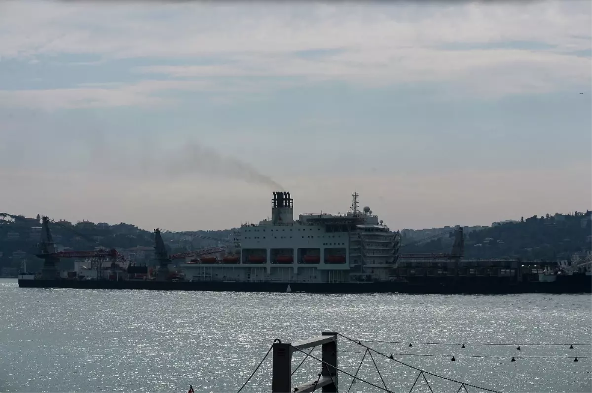 Istanbul Boğazından Bir Dev Geçti