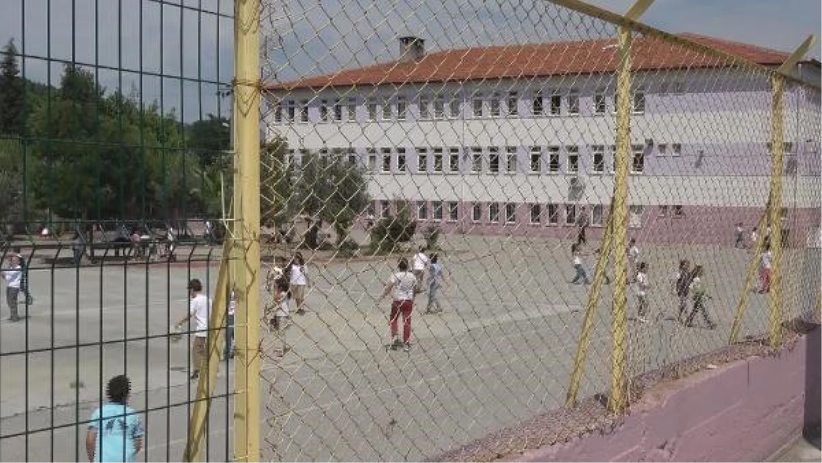 Askerden Kaçtı, Kadın Öğretmen ile Kız Öğrenciye Cinsel Saldırıdan Tutuklandı