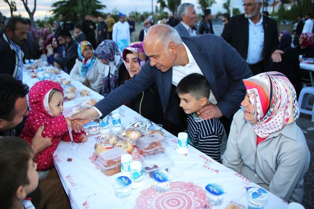 Karaman Belediyesinin İlk İftar Sofrası Atatürk Mahallesi\'nde Kuruldu