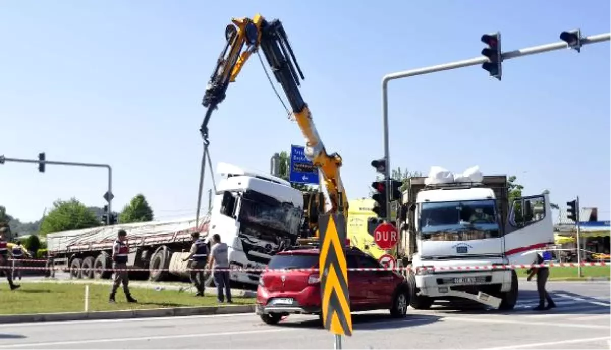 Kazada Camdan Fırlayıp Kamyon Şoförü Tır Altında Öldü