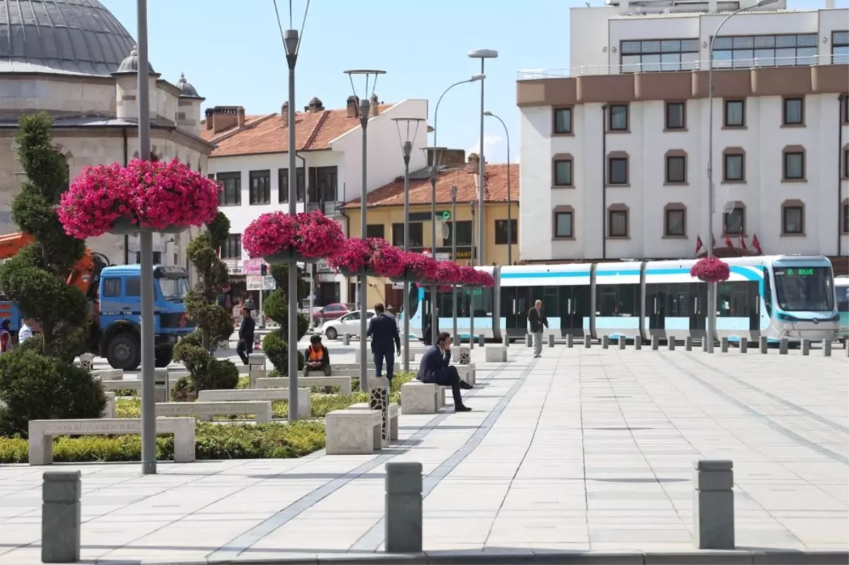 Konya\'nın Caddeleri Çiçek Açtı