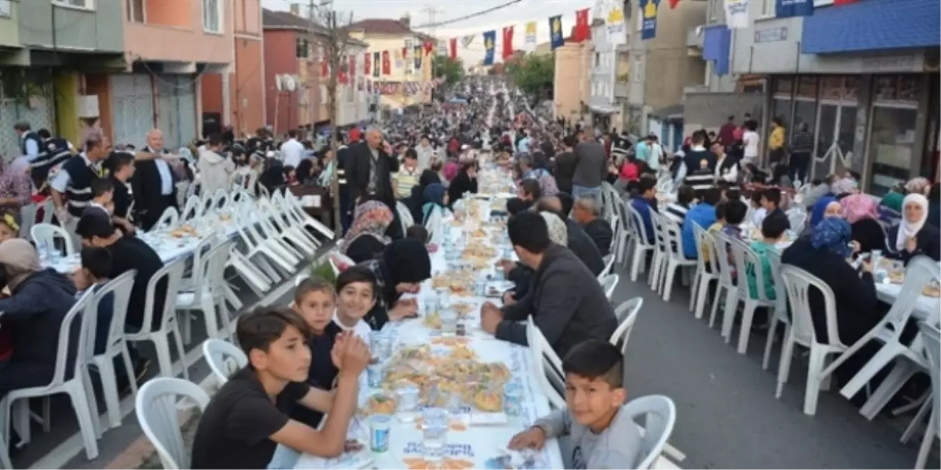 Mardin\'de Açık Alanda 4 Bin Kişiye İftar