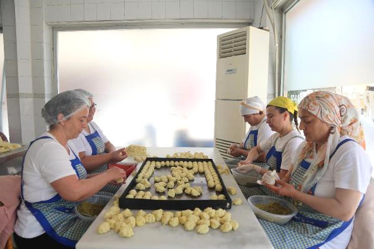 Mersin\'e Özgü Tatlı \'Kerebiç\' Satışı Tavan Yaptı