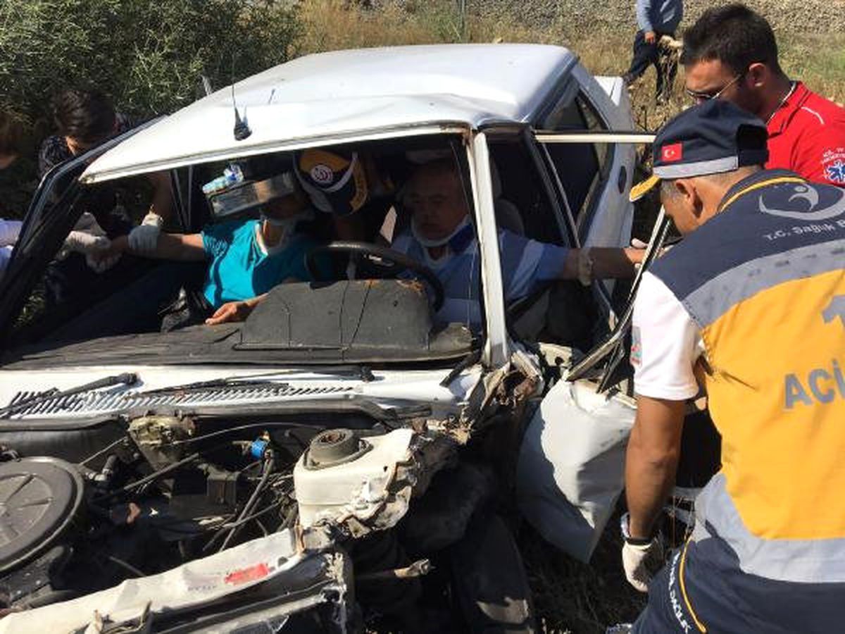 Otomobilde Sıkışan 2 Kişiyi İtfaiye Kurtardı