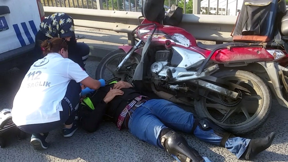 Tem Otoyolu\'nda Motosiklet Polis Aracına Çarptı: 1 Yaralı