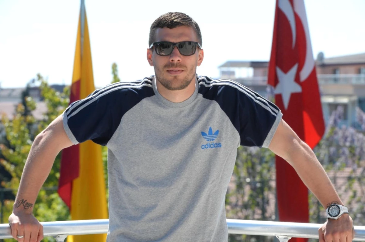 Podolski, Türkiye\'de Son Kez Basının Karşısına Çıkıyor