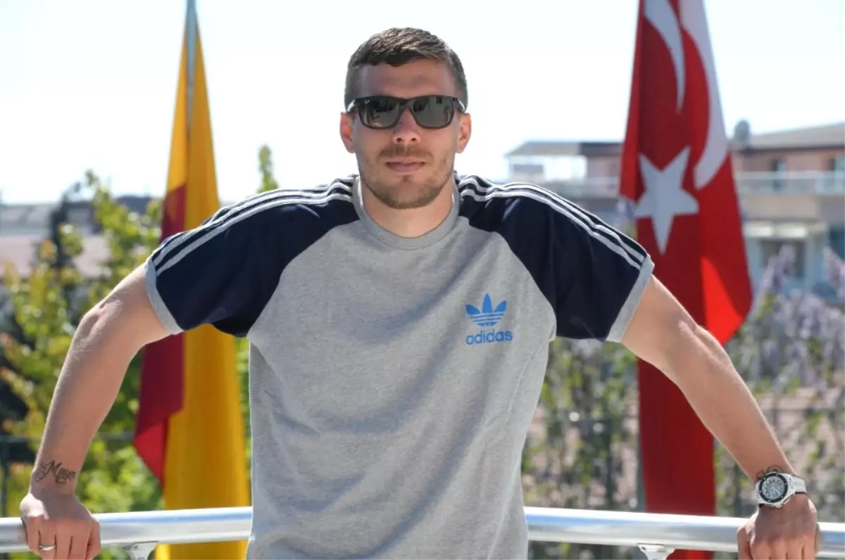 Podolski Türkiye\'de Son Kez Basının Karşısına Çıkıyor