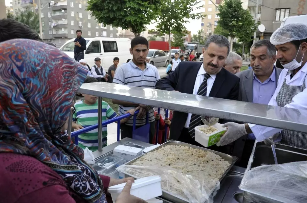 Siirtliler Diyarbakır\'da Bin 500 Kişilik İftar Çadırı Açtı