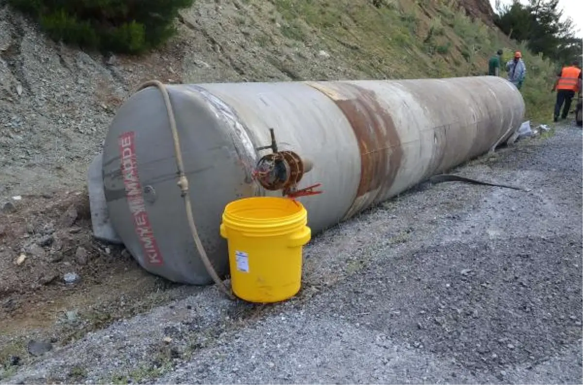 Sülfürik Asit Yüklü Tanker Şarampole Devrildi