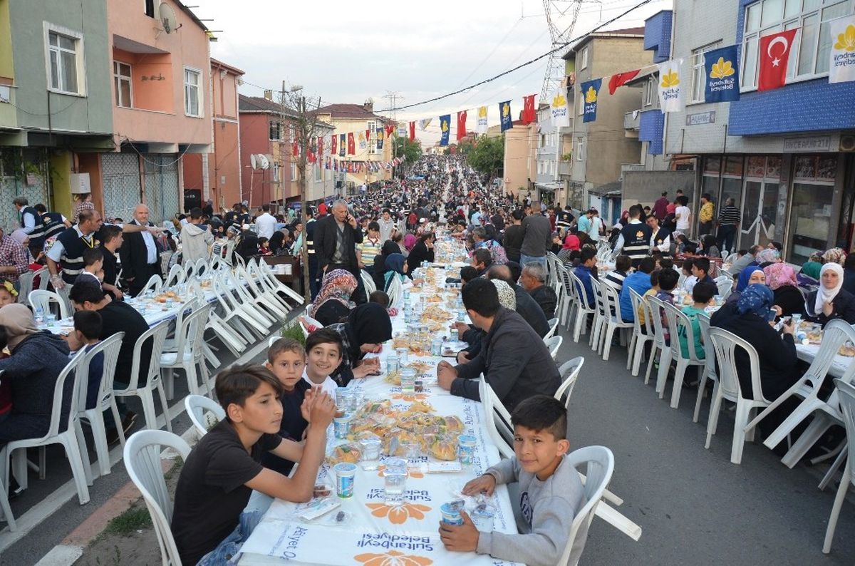 Sultanbeyli\'de Binlerce Kişi İftar Sofrasında Buluştu