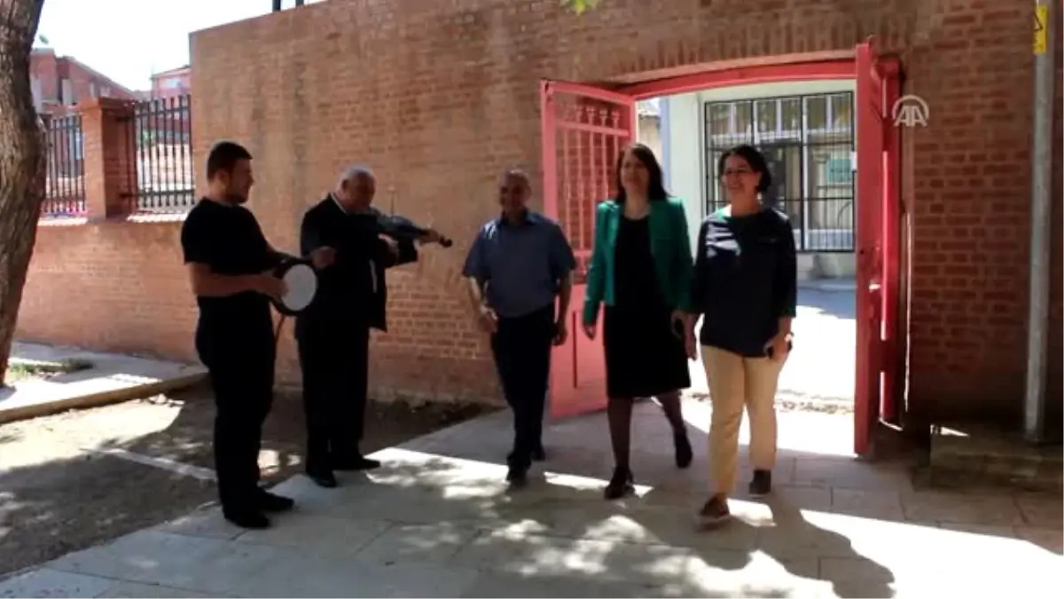 Süpürgecilik Kursuna Roman Havasıyla Başladılar