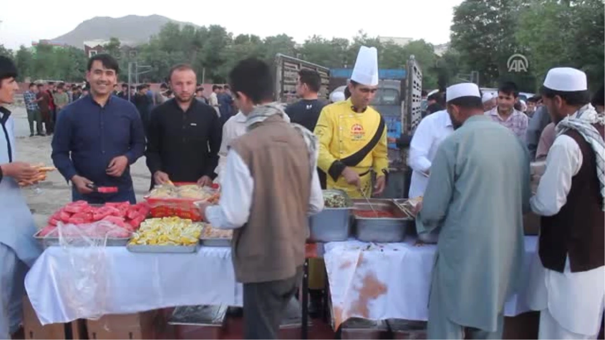 Tika Afganistan\'da 500 Yetime Iftar Verdi