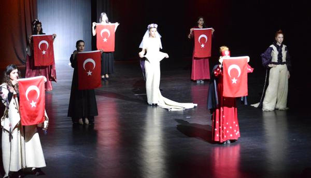 Üniversiteli Kızlar Hayallerini Podyuma Taşıdı