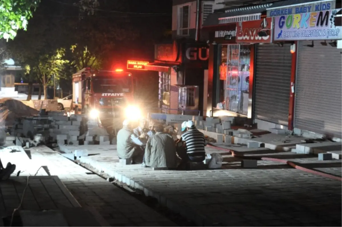 Yangına Aldırmayan İşçiler, İtfaiye Işığında Sahur Yaptı