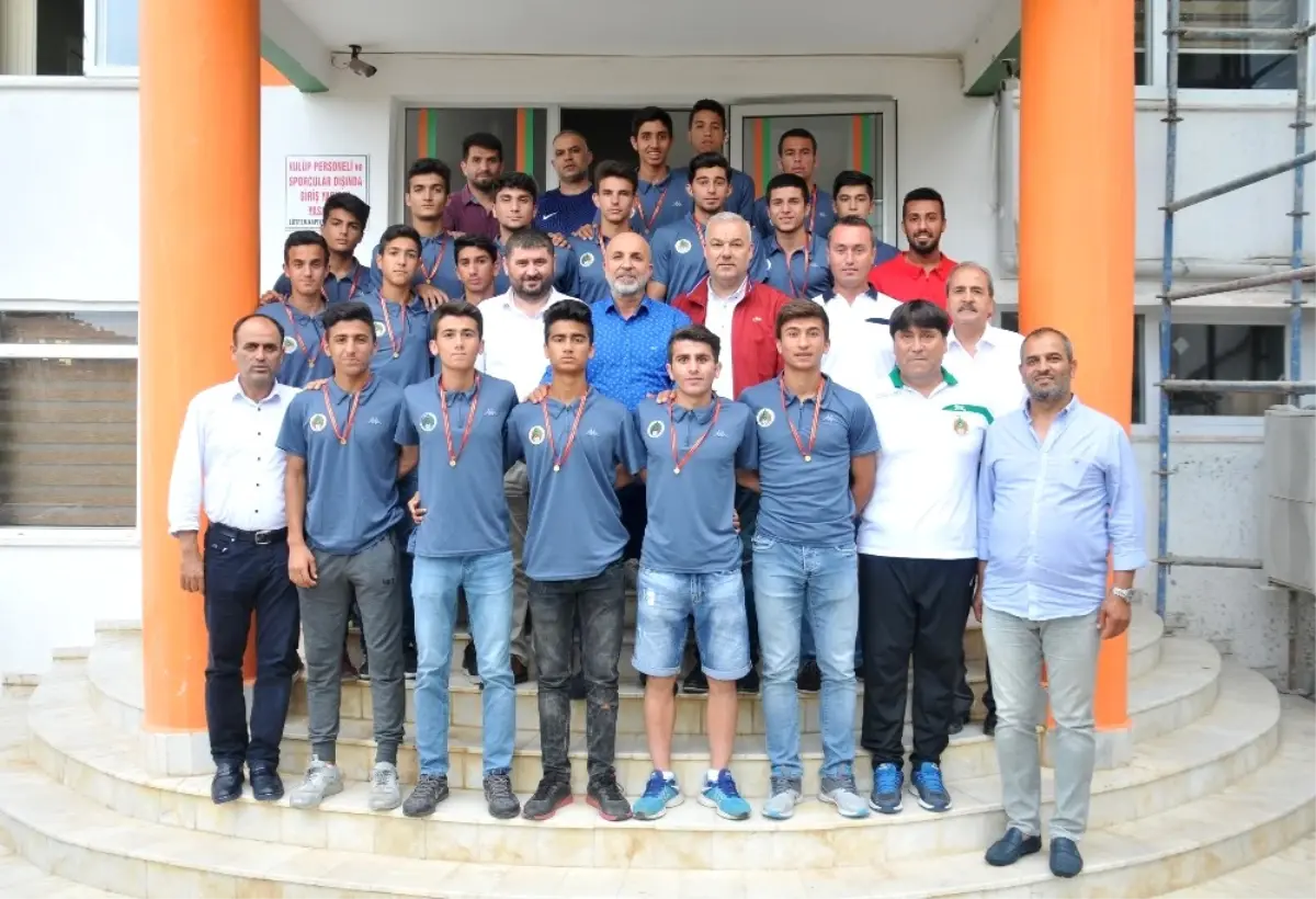 Alanya U16 Takımına Çavuşoğlu\'dan Altın Ödülü