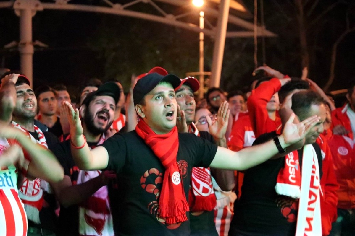 Atiker Konyaspor Kupayi Aldi, Antalyasporlular Üzüldü