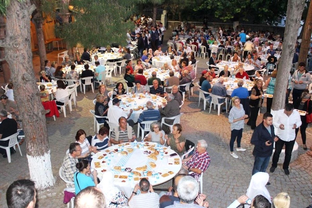 Ayvalık Belediyesi\'nden Küçükköy\'de İftar