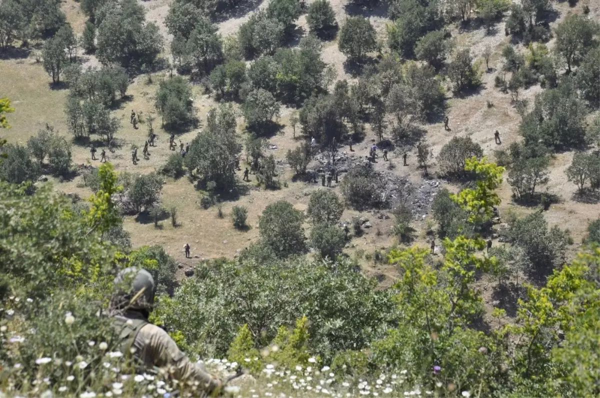 Bakanlar ve Orgeneral Akar Helikopterin Düştüğü Alanda