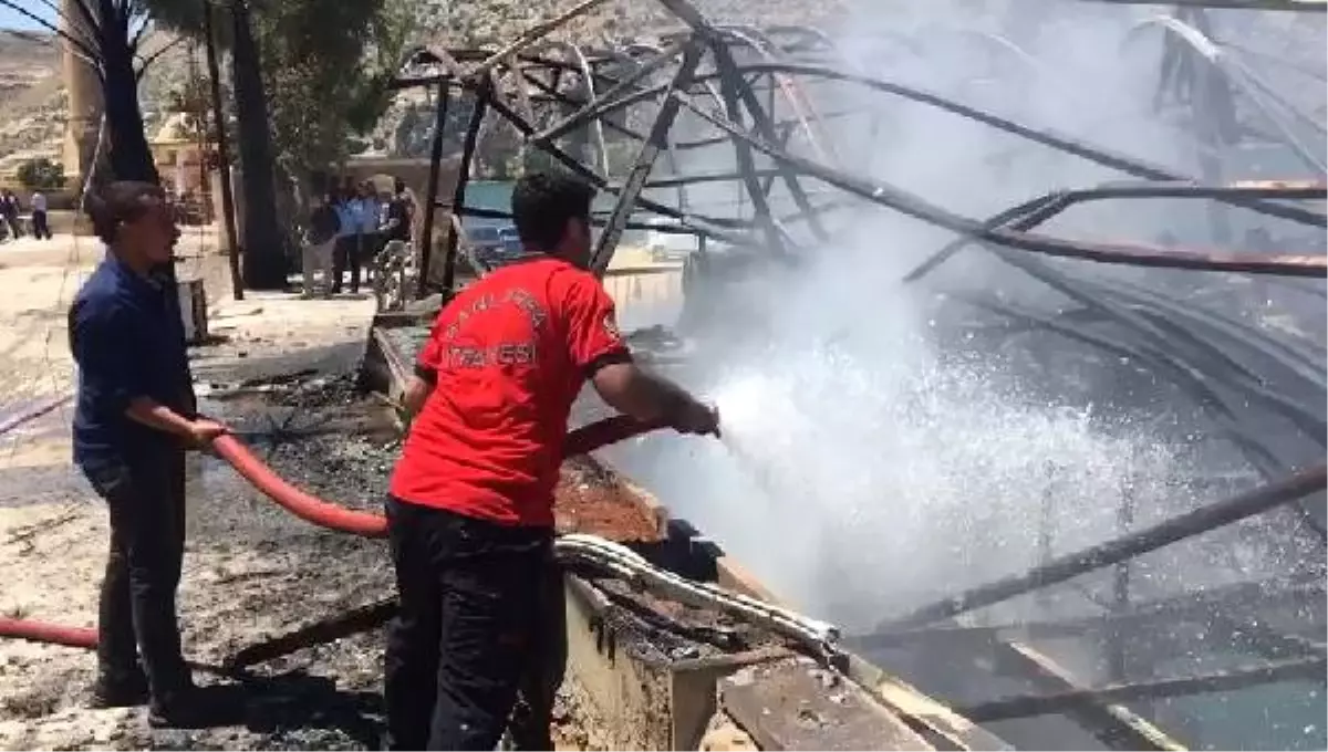 Baraj Gölü Kıyısındaki Ahşap Restoranda Yangın