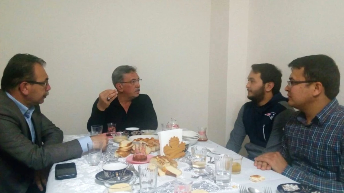 Başkan Çetin\'den Öğrenci Evine Sürpriz İftar Ziyareti