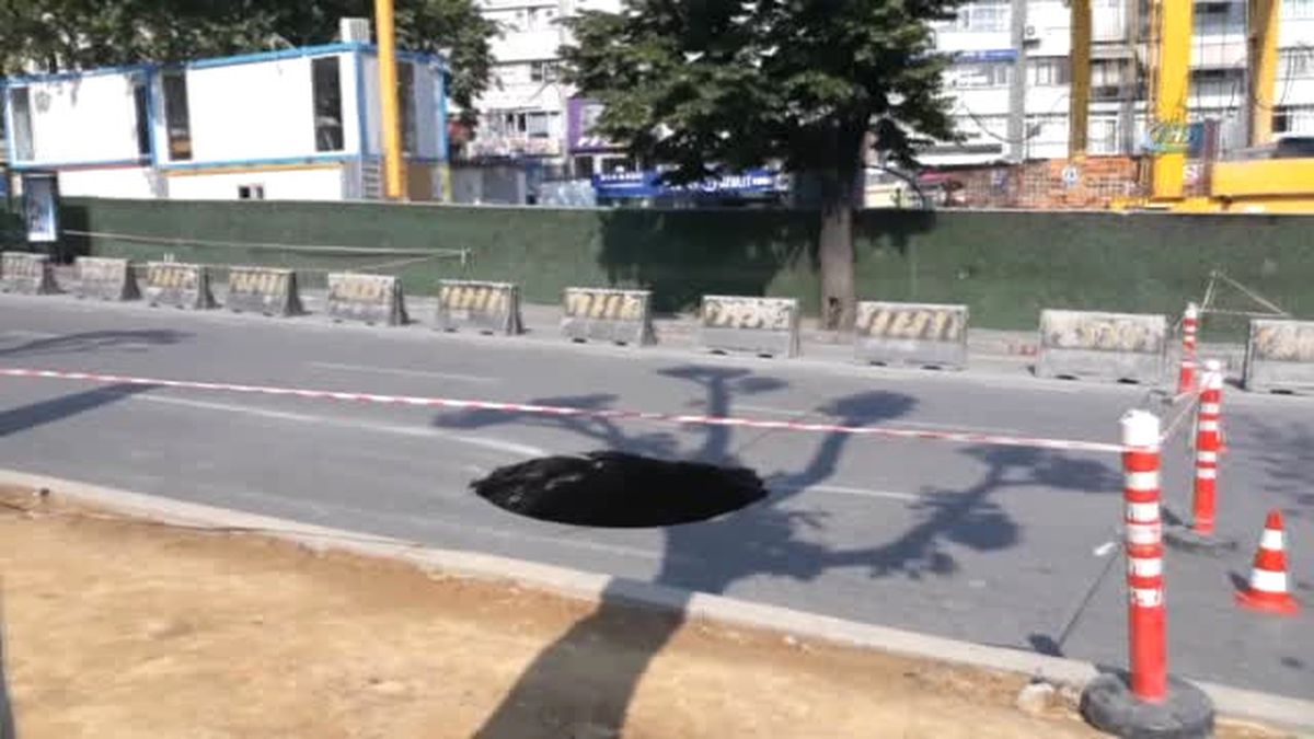 Beşiktaş Barbaros Bulvarı'nda Yol Çöktü, Trafik Durdu