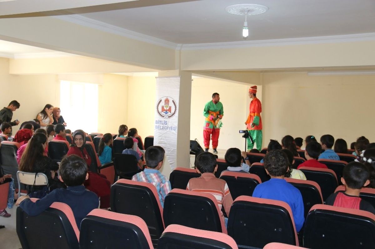 Bitlis\'te "Hacivat-Karagöz" Oyunu