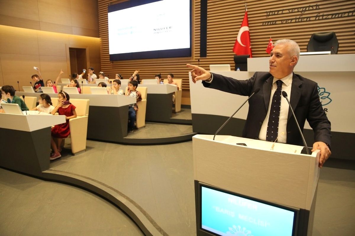 Bozbey\'den Çocuklara \'Yerel Yönetimler\' Dersi