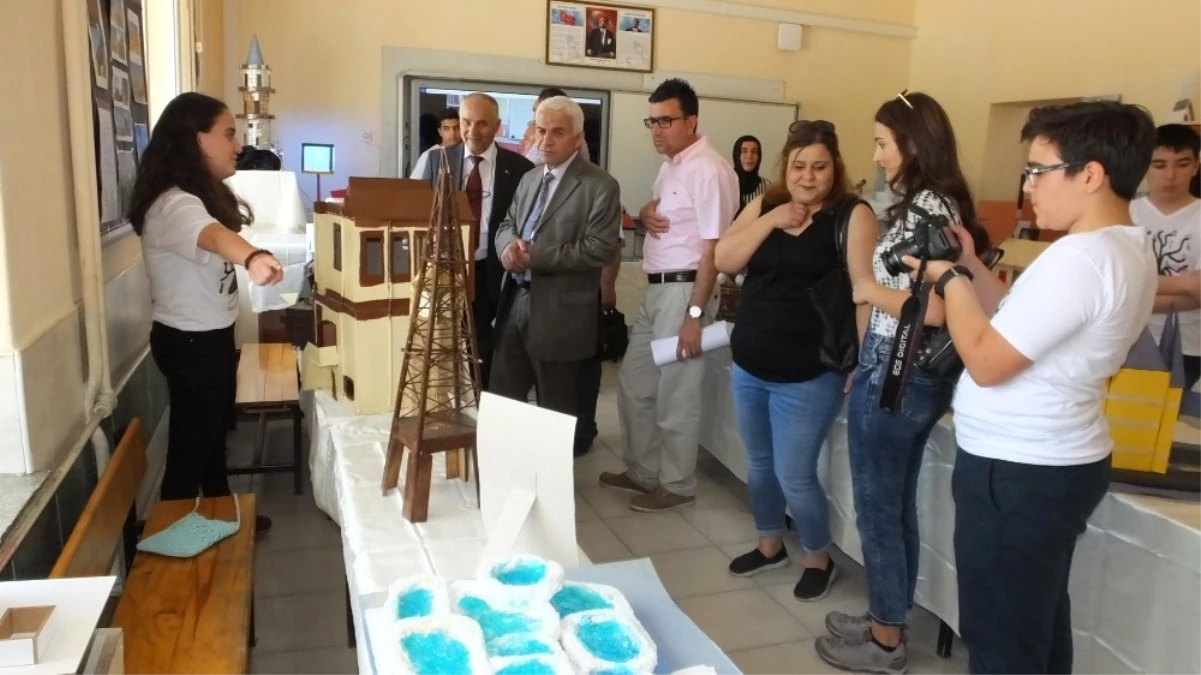 Burhaniye\'de Nadir Tolun Ortaokulu\'nda Bilim ve Sanat Sergisi Açıldı