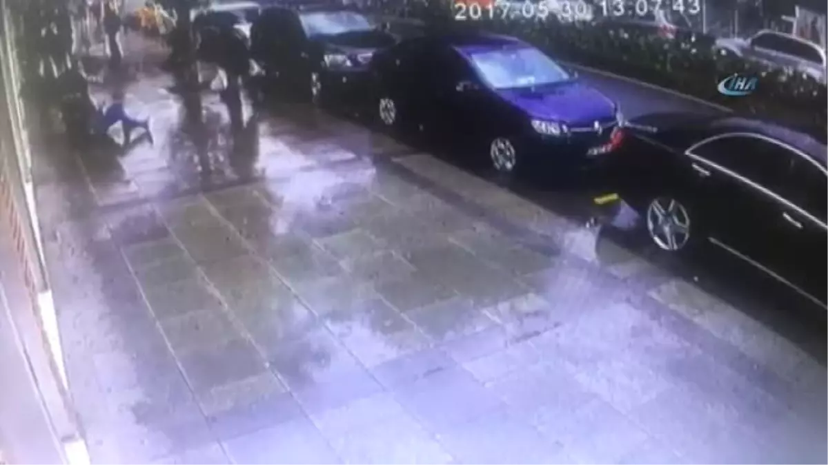 Cezayirli Yankesicinin Hırsızlık Anı ve Polise Yakalanması Kamerada