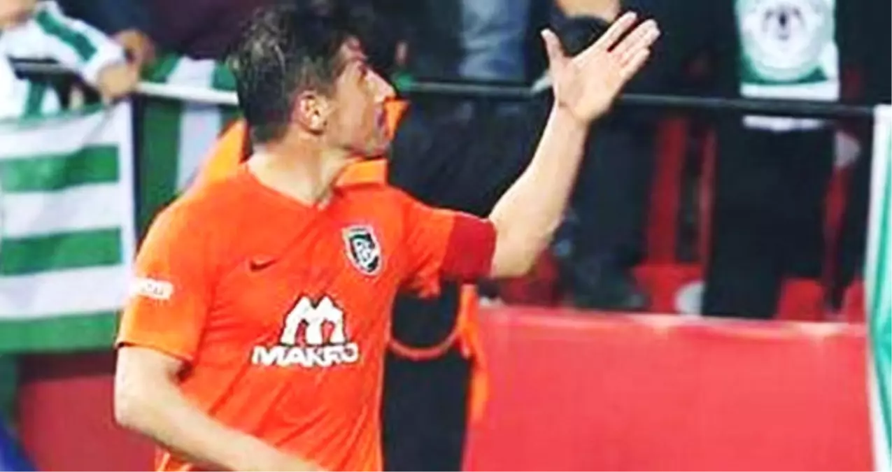 Emre Belözoğlu, Taraftarlara "Deli misiniz?" Hareketi Yaptı